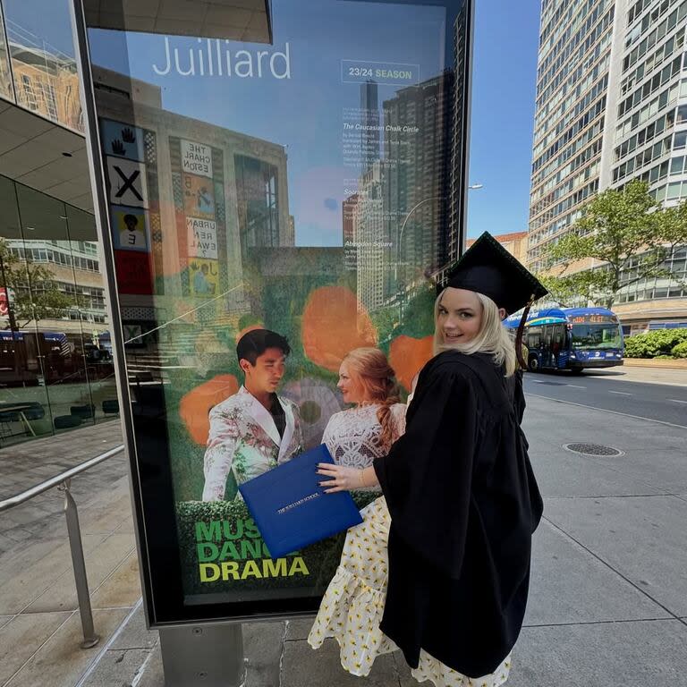 En mayo de 2024 Ella Stiller se graduó en Julliard en la Licenciatura en Bellas Artes en Actuación
