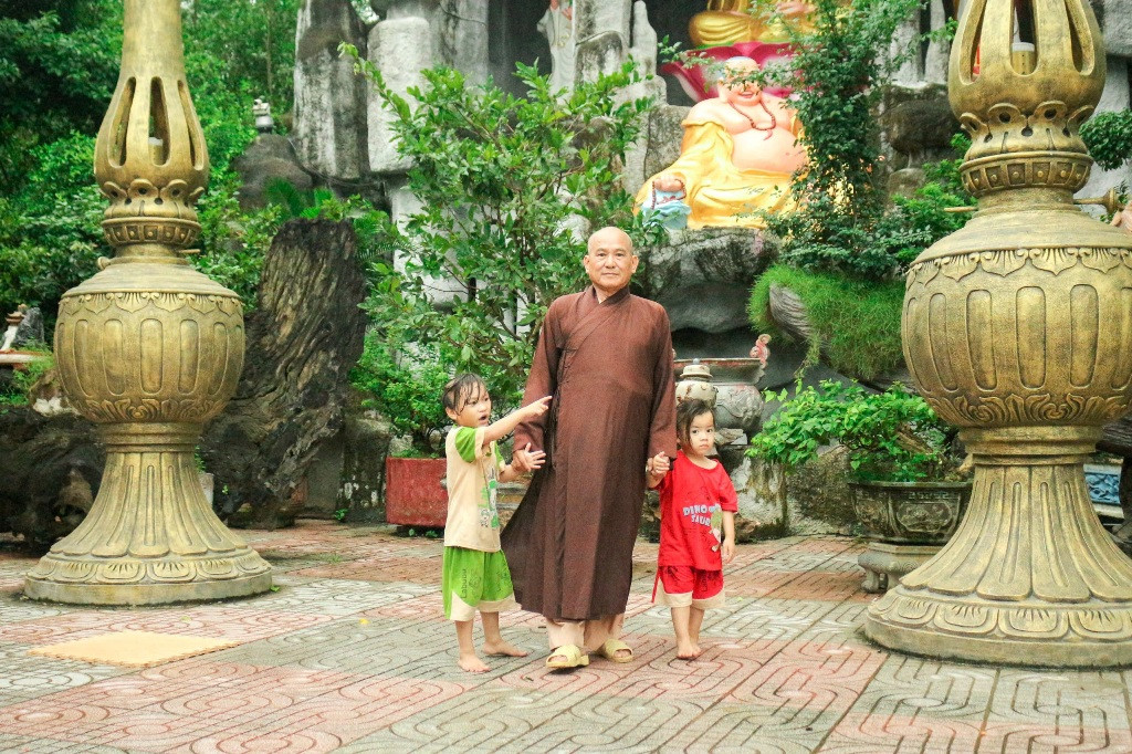 Bên trong ngôi chùa là mái ấm của hơn 100 trẻ em bị bỏ rơi ở Lâm Đồng
