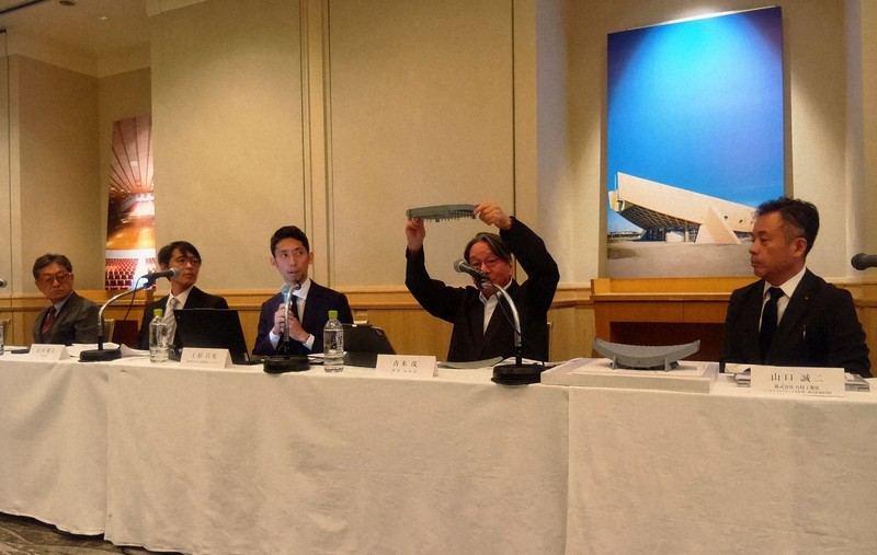 建築模型を示しながら耐震診断モデルのアップデートを説明する「旧香川県立体育館再生委員会」のメンバーや協力者ら。(左から)後藤治・工学院大総合研究所教授、長田慶太委員長、上杉昌史副委員長、青木茂理事、山口誠二・乃村工芸社ビジネスプロデュース本部第2統括部統括部長=高松市浜ノ町で2025年8月26日午後1時13分、森田真潮撮影
