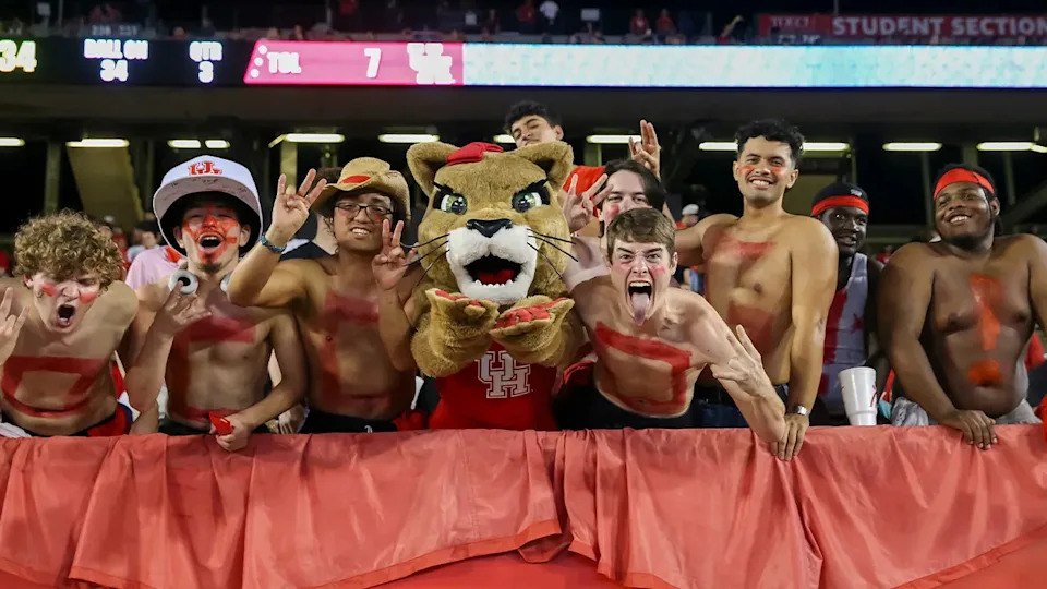 Houston Cougars mascot Shasha poses for group photo with student fans