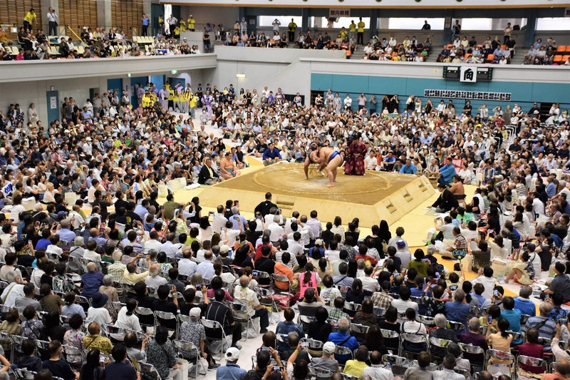 満員御礼の観客が横綱同士の結びの一番を見守った＝古河市下大野で2025年8月7日午後2時44分、堀井泰孝撮影