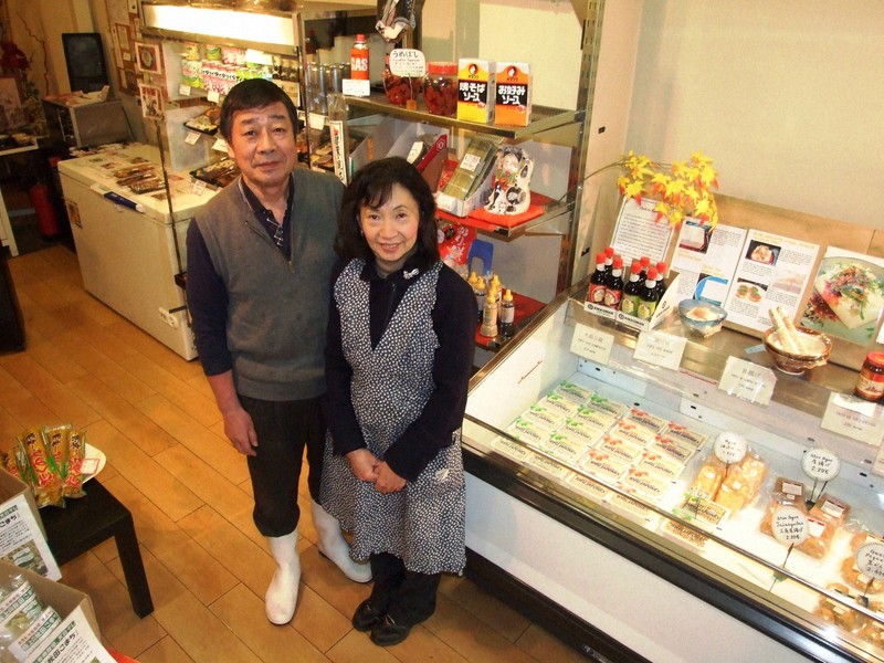 バルセロナで開いた豆腐屋の店内。清水建宇さんは豆腐の製造、妻の美知子さんは売り場を担当した=清水さん提供