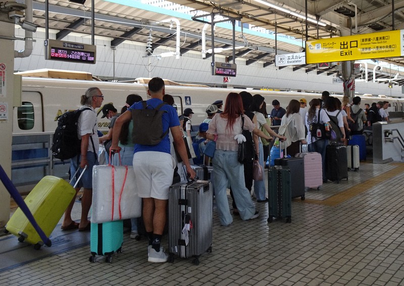 Uターンラッシュがピーク　新幹線や空の便が満席　高速上り線も渋滞