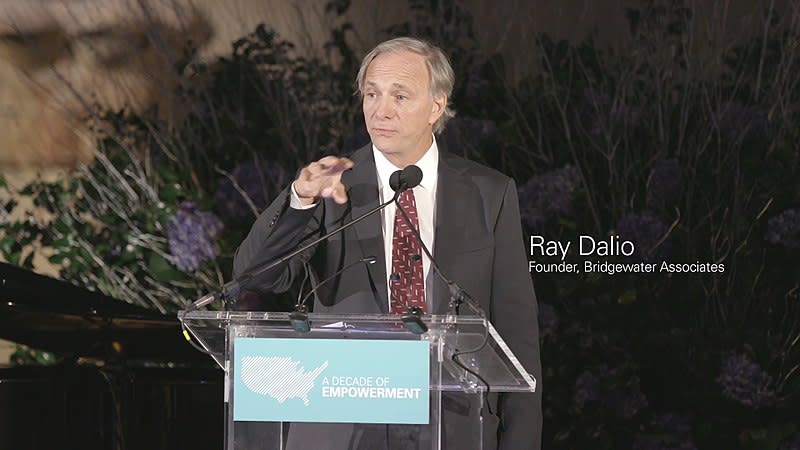 全球最大避險基金集團橋水投資公司（Bridgewater Associate）創辦人達里歐（Ray Dalio）。 圖：翻攝自維基百科（拍攝者：Grameen America）