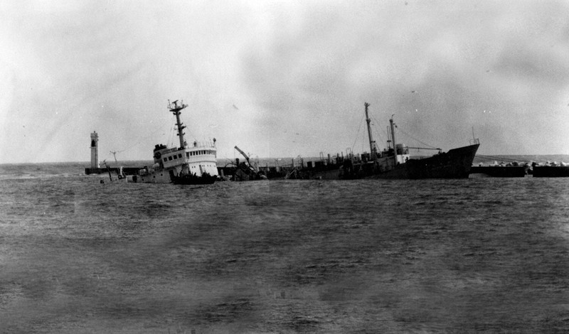 戦後27年の1972年5月に新潟市の信濃川河口付近で米軍の機雷に触れて破壊され、座礁した海麟丸。同年8月10日に加藤功さん(現「クロスパルを楽しむ会」世話人)が撮影した=加藤功さん提供