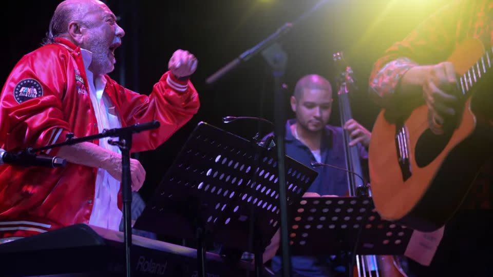 Eddie Palmieri se presenta con amigos en diciembre de 2021 para celebrar su 85 cumpleaños. - José Rodríguez/GDA/AP