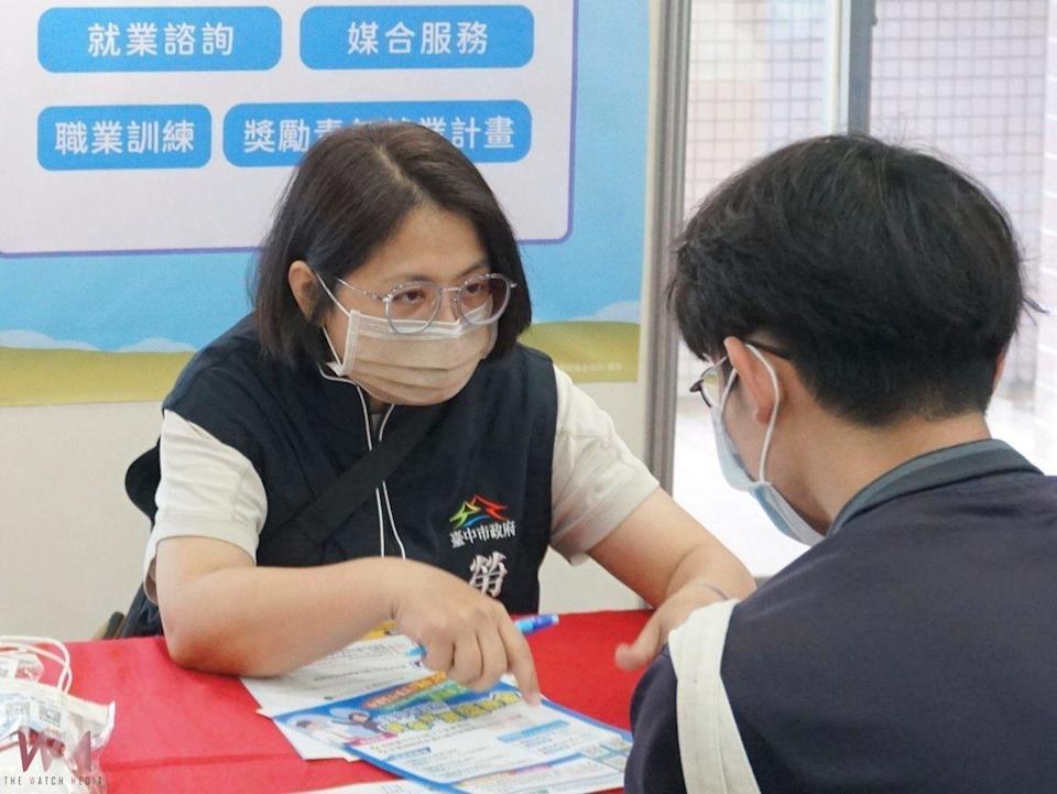 就服員向青年民眾介紹就業資源。（圖/記者廖妙茜翻攝）