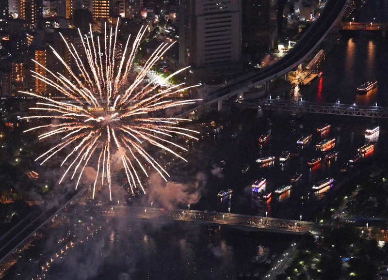 隅田川花火大会、93万人来場　夏の夜空を色鮮やかに彩る