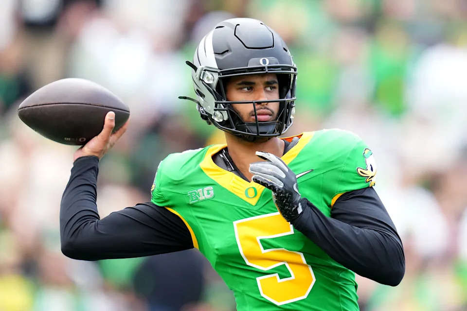 EUGENE, OREGON - APRIL 26: Dante Moore #5 of the Oregon Ducks warms up during the Oregon spring game at Autzen Stadium on April 26, 2025 in Eugene, Oregon. (Photo by Soobum Im/Getty Images)
