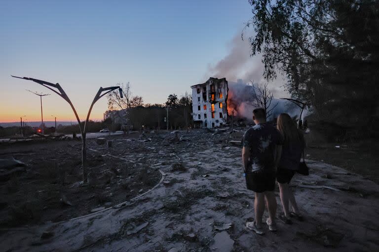 Residentes observan un edificio destruido en un ataque aéreo ruso, en Kramatorsk, Ucrania