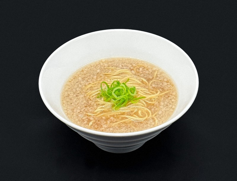 天下一品が新業態としてオープンした「かけラーメン一（はじめ）」。一番人気の「かけラーメン」は400円（税込み）で提供する＝天下一品提供
