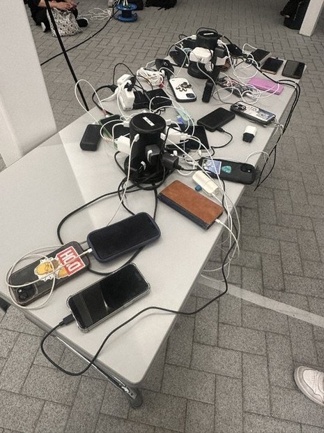 万博会場では帰宅できなくなった人たちがスマートフォンを充電していたという＝万博を訪れた女性提供
