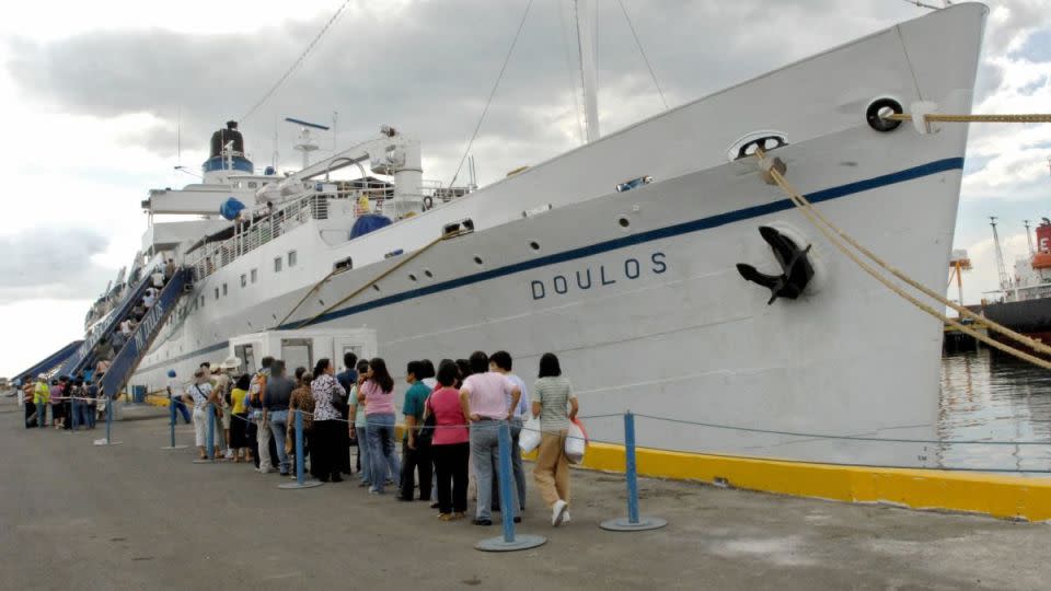 Los visitantes hacen fila para ingresar al barco, entonces un barco misionero conocido como MV Doulos, en Filipinas en 2007. - Jay Directo/AFP/Getty Images
