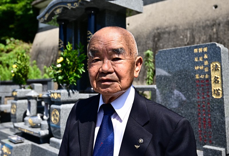 特攻で亡くなった父と被爆死した母を思い、墓を建てた本田魂さん＝長崎市で2025年7月21日、北山夏帆撮影