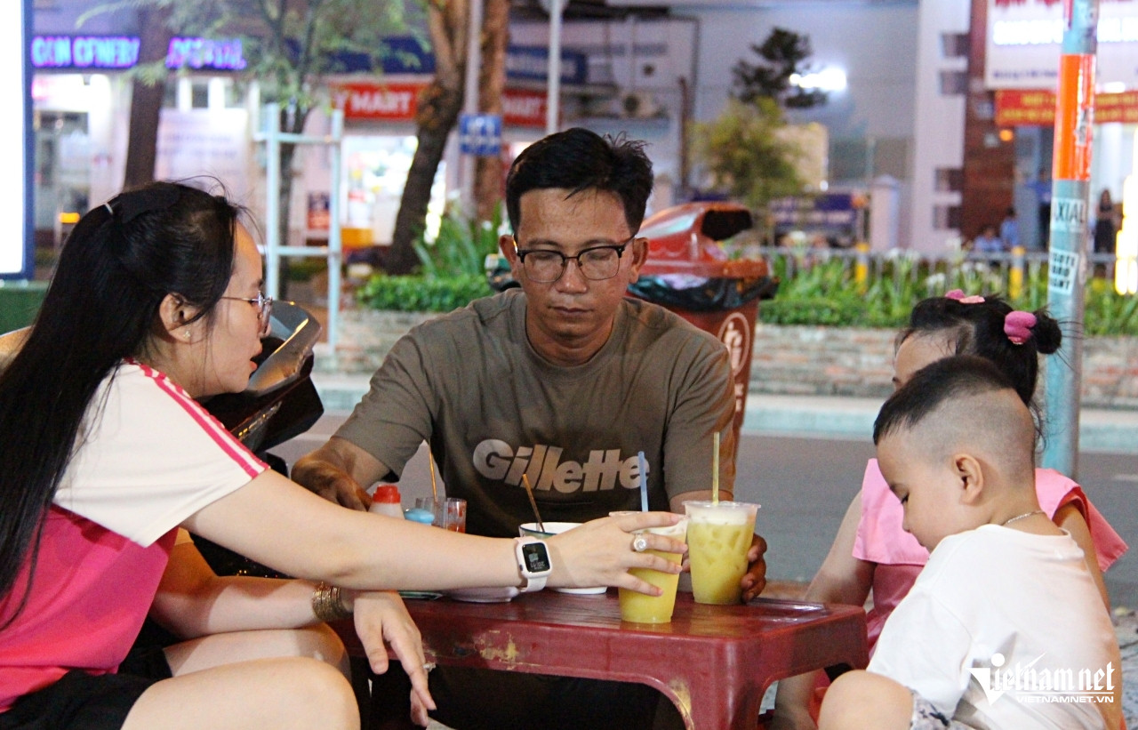 Nửa thế kỷ bám vỉa hè TPHCM, gánh cháo đêm đông khách từ khuya đến rạng sáng