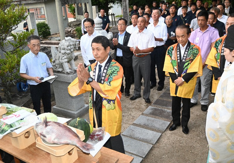 水田にひび　「神頼みしか…」　猛暑と異常少雨で異例の雨乞い　鳥取