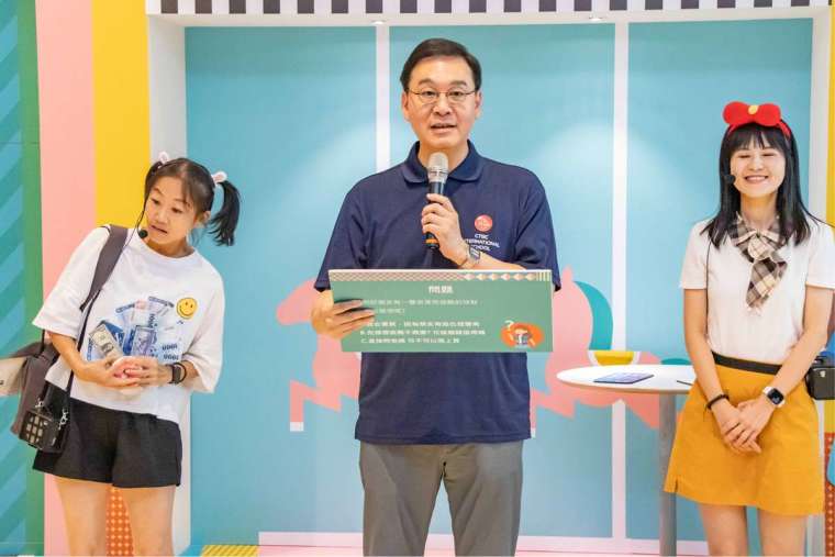 中信銀行董事施光訓於「理財小劇場」化身消費高手,叮嚀小朋友「想花錢之前想一想,究竟是需要還是想要,才能做出聰明的選擇。」(圖/中信銀行提供)