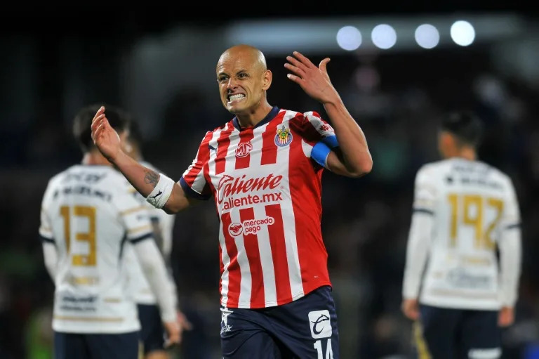 Guadalajara's forward #14 Javier Hernandez reacts during the Liga MX Clausura football match between Pumas and Guadalajara at the Olimpico Universitario stadium in Mexico City on March 1, 2025. (VICTOR CRUZ)