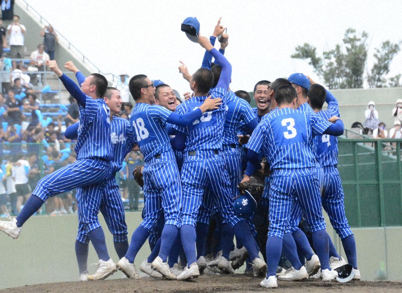 ユニホームは「唯一無二」　青藍泰斗、27歳監督が挑む夏の甲子園