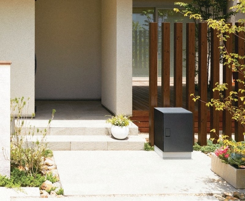 住宅の玄関前に設置された宅配ボックス＝ALSOK提供