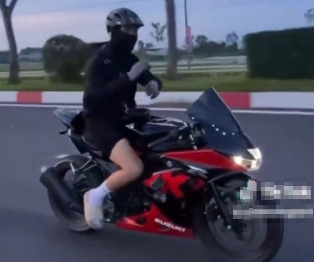 Cảnh sát triệu tập nam thanh niên 'múa quạt' khi lái xe Suzuki GSX 150R