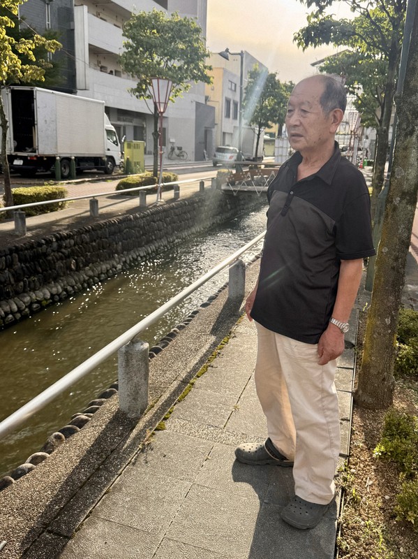 星川の流れは戦災を機に変わった。藤野進さんは「焼け野原となったこのあたりで『二つ目の炎』を見た」と話した＝熊谷市内で2025年7月17日午後5時10分、隈元浩彦撮影