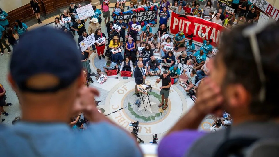 People look on at a protest during a session as Democratic lawmakers begin returning to the Texas State Capitol in Austin, Texas, on August 20, 2025. REUTERS/Sergio Flores - Sergio Flores/Reuters