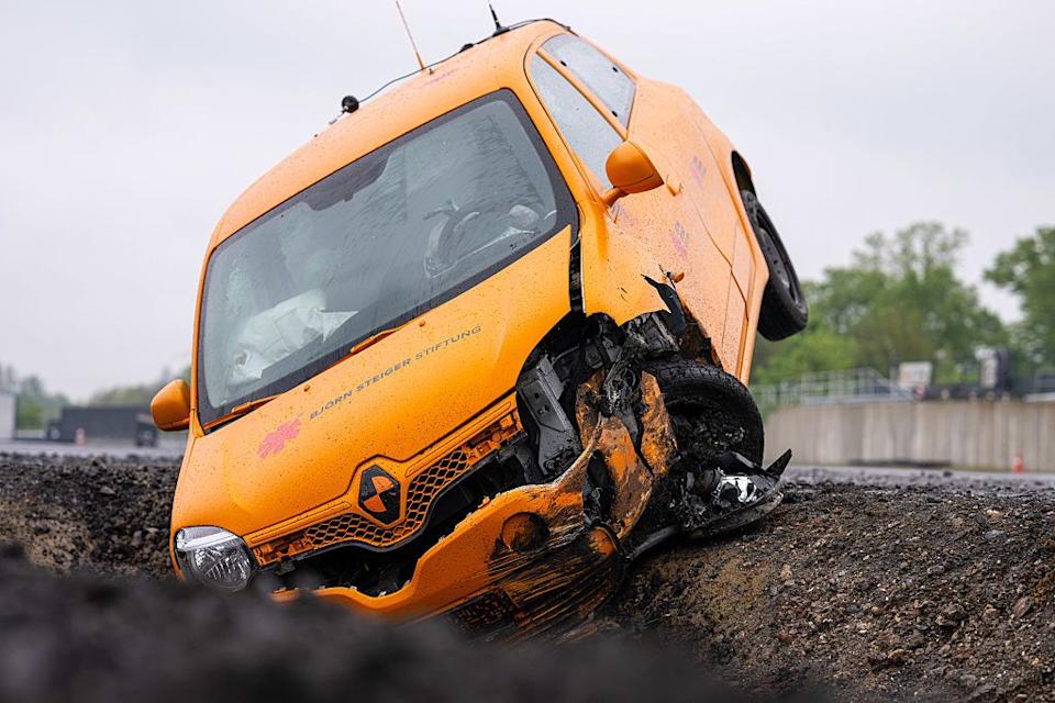 crash test presentation of a study on wildlife accidents