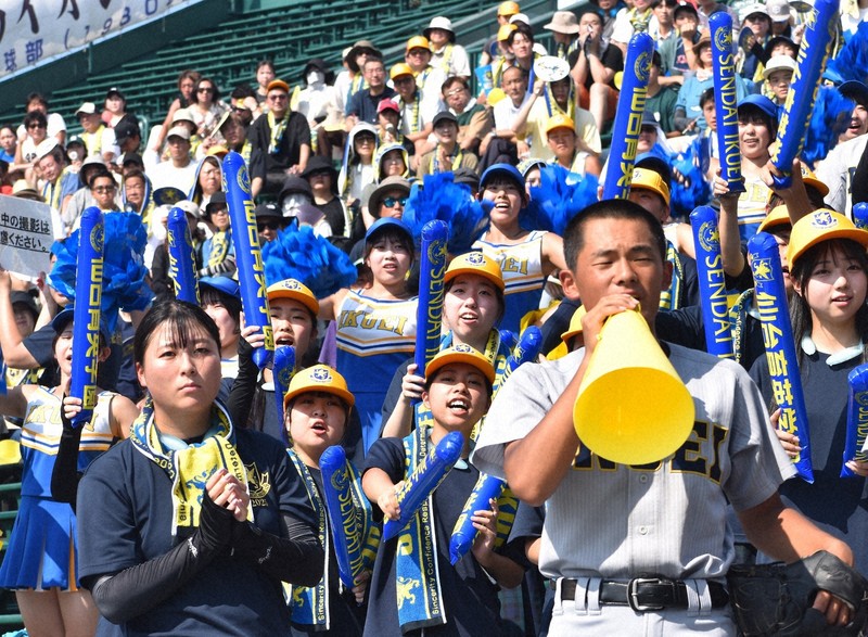 沖縄尚学との3回戦でアルプス席から応援する仙台育英の応援団＝兵庫県西宮市の阪神甲子園球場で2025年8月17日、深野麟之介撮影