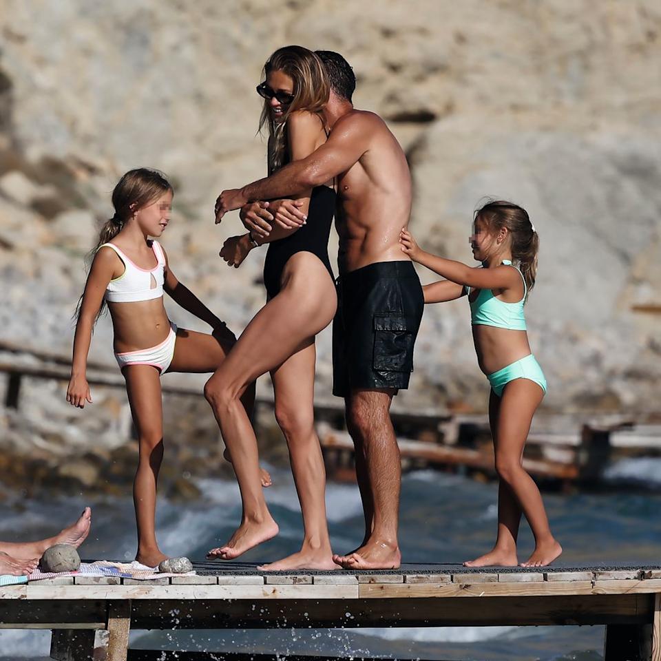 CARLA PEREYRA Y DIEGO SIMEONE SUS IMÁGENES MÁS DIVERTIDAS Y CÓMPLICES, EN IBIZA, CON SUS HIJAS
