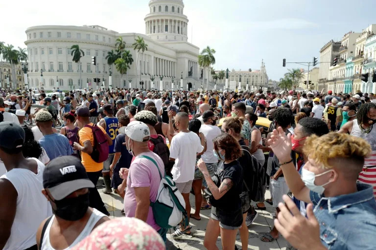 Activists, independent journalists, and relatives of political prisoners in Cuba said they were briefly detained or prevented from leaving their homes by state security agents on the anniversary of the "Maleconazo," the only protest Fidel Castro faced while he ruled the island (ADALBERTO ROQUE)