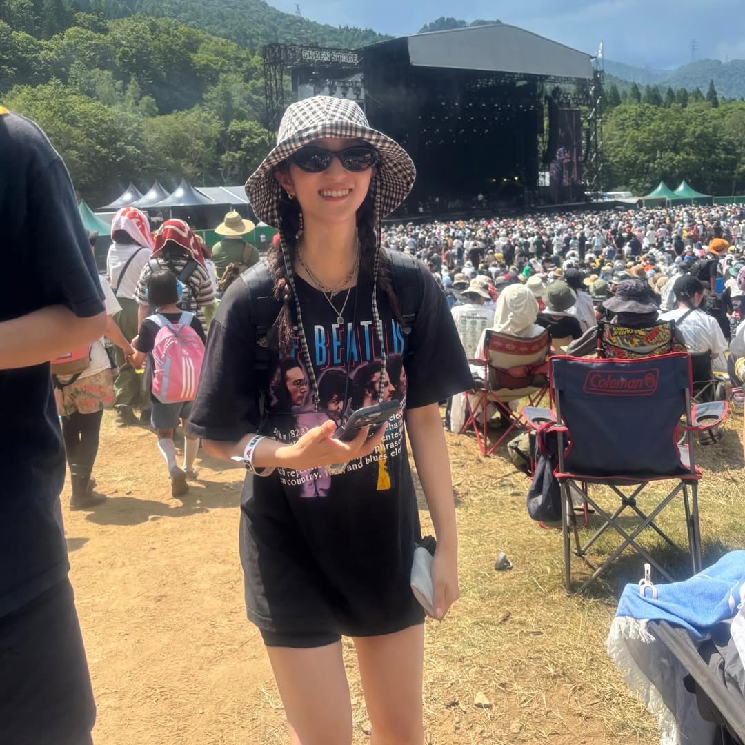 出川ガールズ・32歳女優〝ショーパン＆三つ編みおさげ〟姿のオフショットに反響「待ってました」「おさげ超可愛い」「さすがのスタイル」