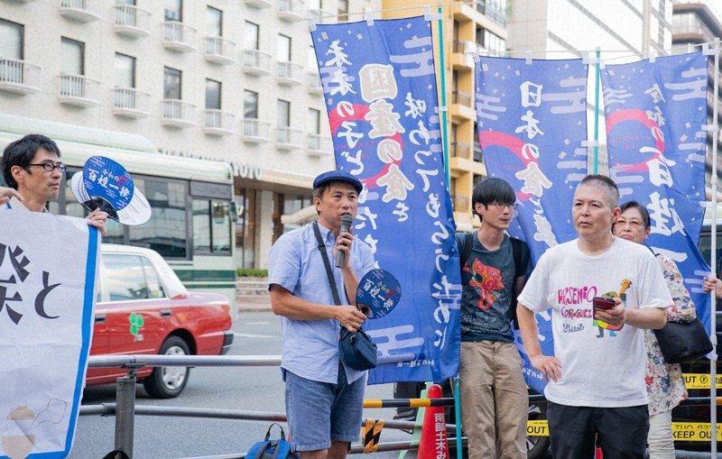 シンポジウムの後、参加者らは京都駅前で街頭活動をした＝京都市下京区で2025年7月12日、関西よつ葉連絡会提供