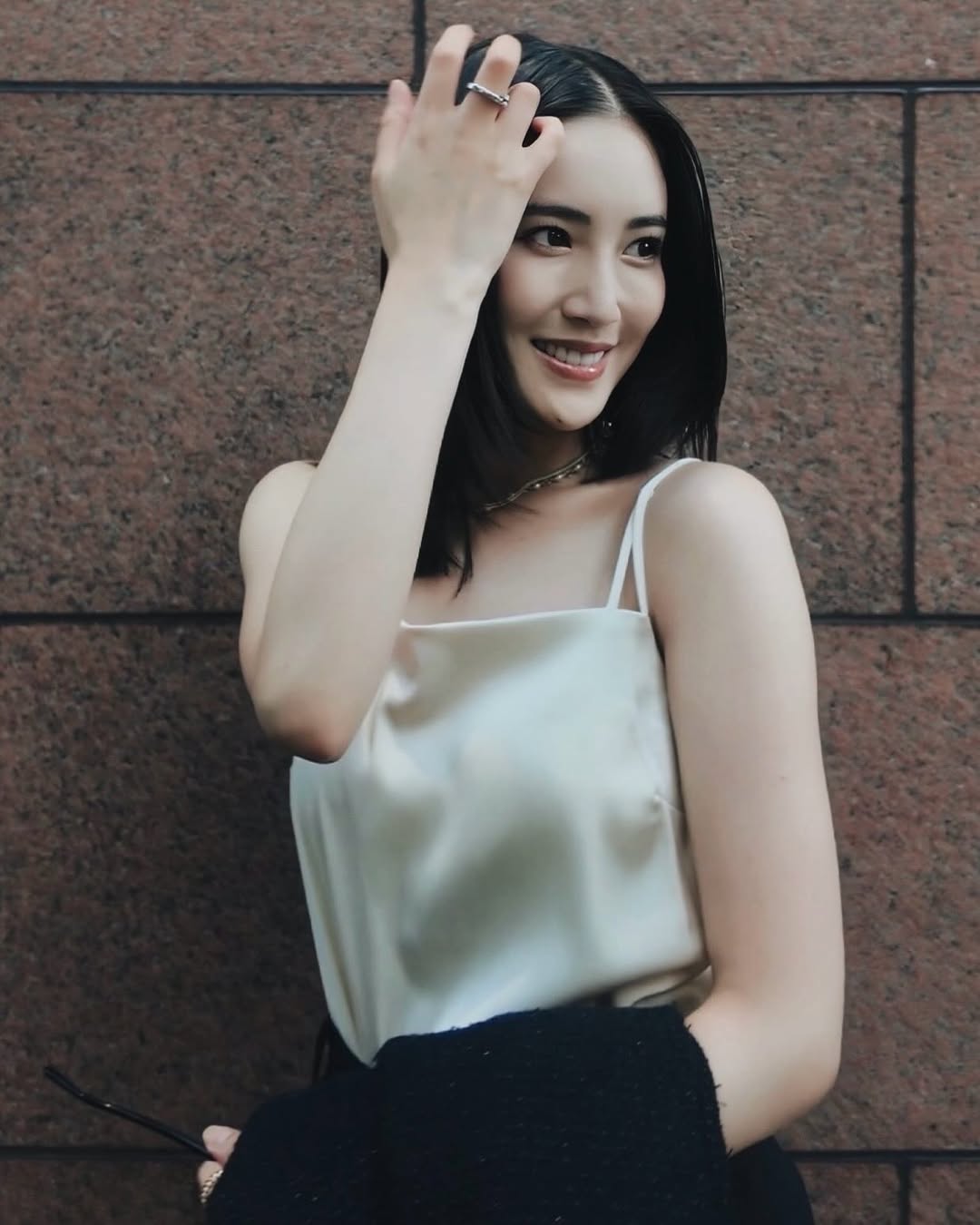 夫は人気バンドボーカル、兄はアイドル、姉も…〝華麗なる芸能一家〟29歳次女の近影に脚光「なんですかこのビジュの良さは」