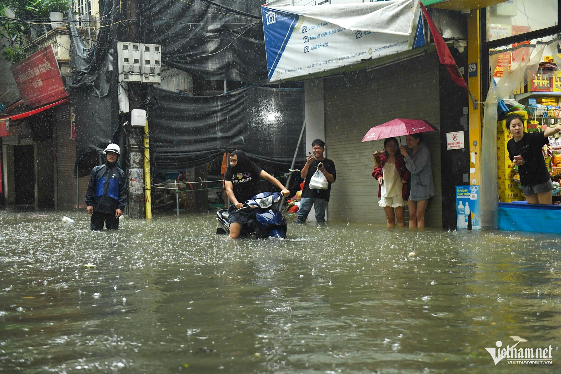 Phố ngập như sông, giữa trưa người Hà Nội làm điều hiếm thấy