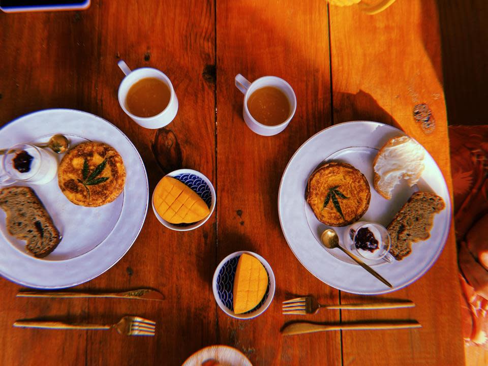 Desayuno con infusión de cáñamo de Larica