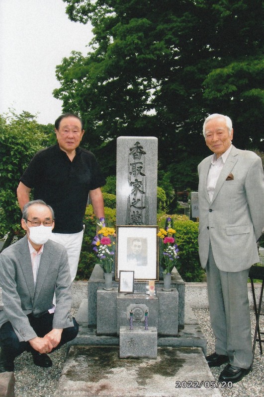 前田直の墓参に訪れた前田博さん(右)と香取孝雄さん(左手前)=加藤順子さん提供