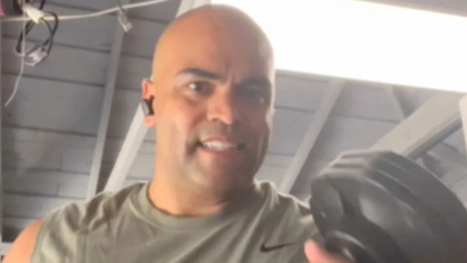 Democratic candidates are posting weightlifting videos in search of a midterm lift