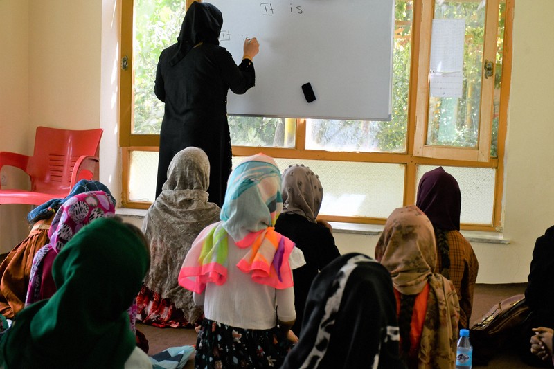 イスラム主義組織タリバンから隠れて少女たちが学ぶ教室＝アフガニスタン東部で2022年8月3日午後2時49分、川上珠実撮影