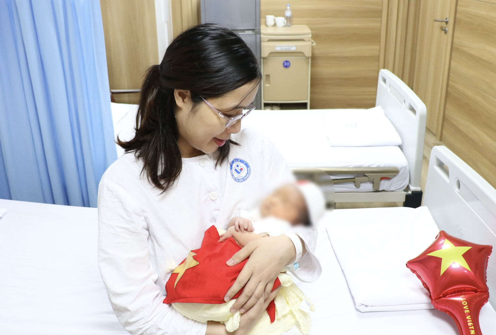 Nghẹn ngào khoảnh khắc đón con gái chào đời từ phôi thai trữ đông 11 năm trước