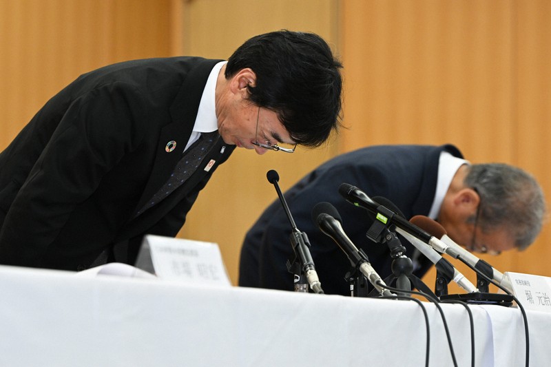 大阪メトロ中央線で運転を見合わせるトラブルがあり、記者会見で謝罪する堀元治・常務取締役（左）ら＝大阪市西区で2025年8月14日午前10時54分、大西岳彦撮影
