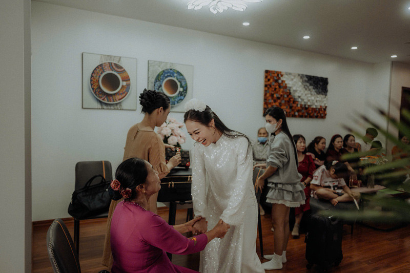 Cô gái Ninh Bình làm lễ đón dâu ở chung cư, em bé hàng xóm níu váy không rời