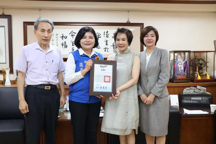 媚登峯捐助百萬助學基金 張麗善肯定善舉播下希望種子