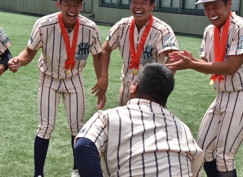 大阪大会で優勝を決めた後の胴上げで選手たちに落とされた東大阪大柏原の土井健大監督(手前)=大阪市のGOSANDO南港野球場で2025年7月27日、長宗拓弥撮影