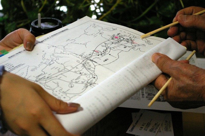 戦争当時の地図を使い、護送ルートや収容された場所などを示す西倉さん＝相模原市で、上智大・佐藤香奈撮影