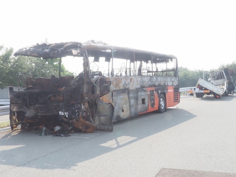 7月に徳島自動車道であった衝突事故で焼けただれた高速バス。右後方は正面衝突したトラック=徳島市で2025年8月4日午後4時1分、植松晃一撮影