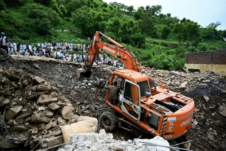 Death toll from northern Pakistan monsoon floods rises to almost 400