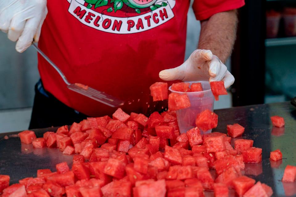 Comer un trozo de sandía puede proporcionar alivio en un sofocante día de verano. Pero los expertos aseguran que menos es más (AFP via Getty Images)