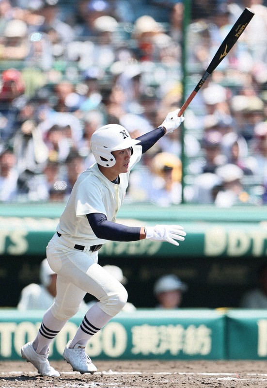 【日大三－関東一】四回表日大三2死二、三塁、安部が2点適時打を放つ＝阪神甲子園球場で2025年8月19日、玉城達郎撮影