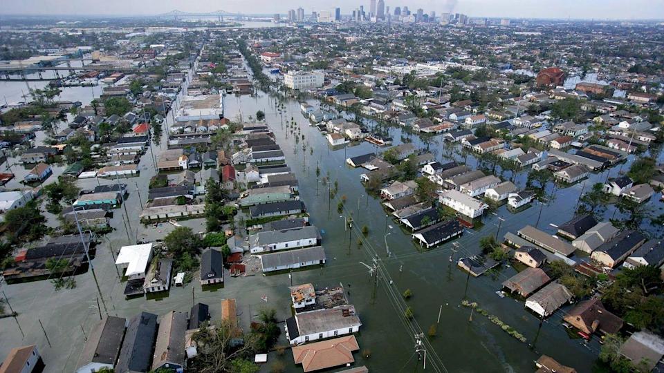 Una imagen muestra una ciudad inundada tras un huracán de alta intensidad.